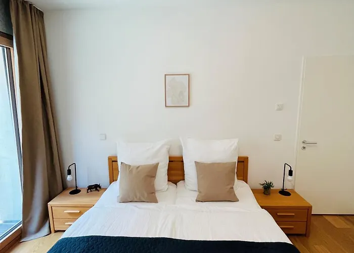Berlin Mitte: Modern Bedroom / Ensuite Bath