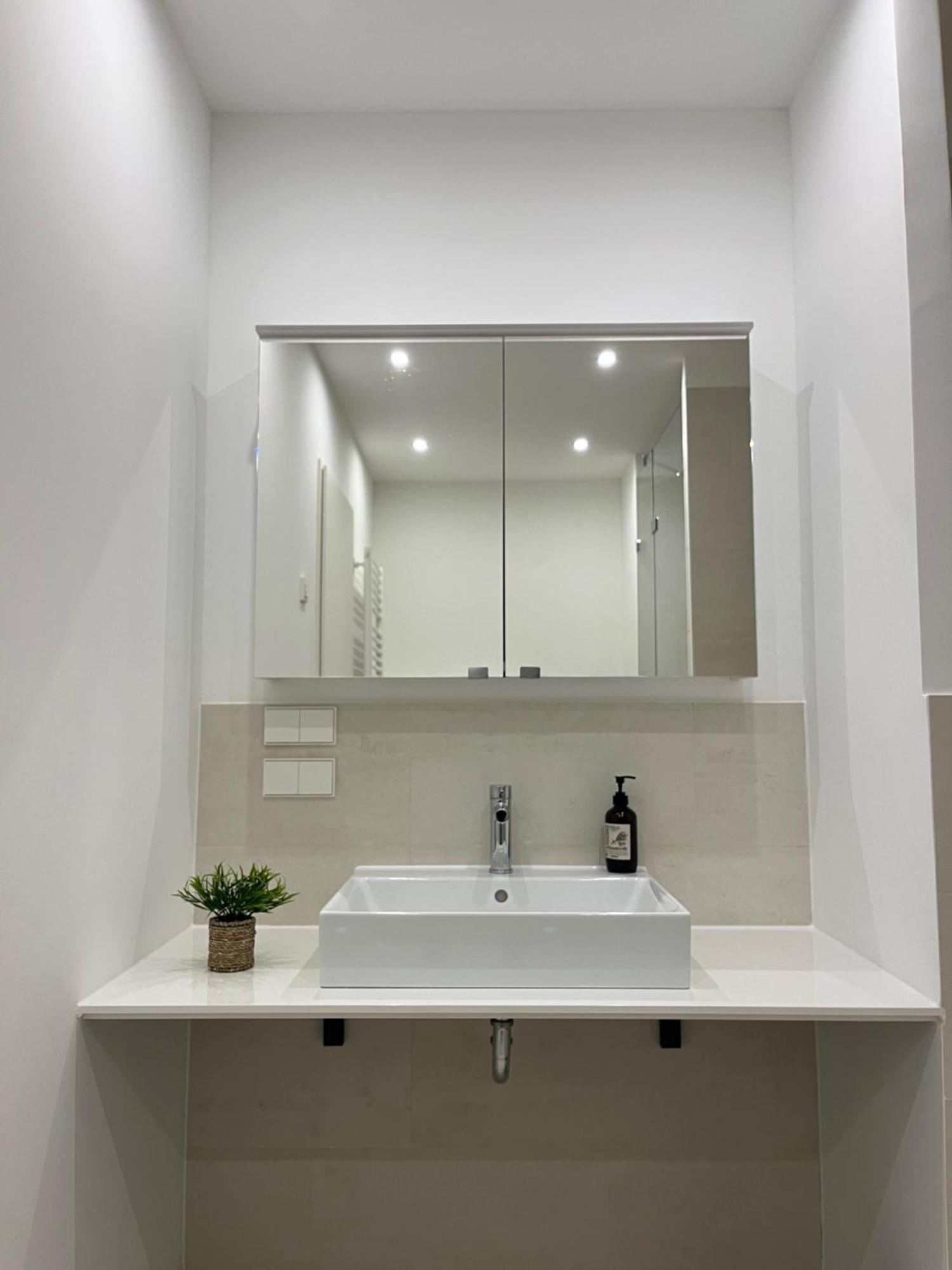 Alloggio in famiglia Mitte: Modern Bedroom / Ensuite Bath Berlino