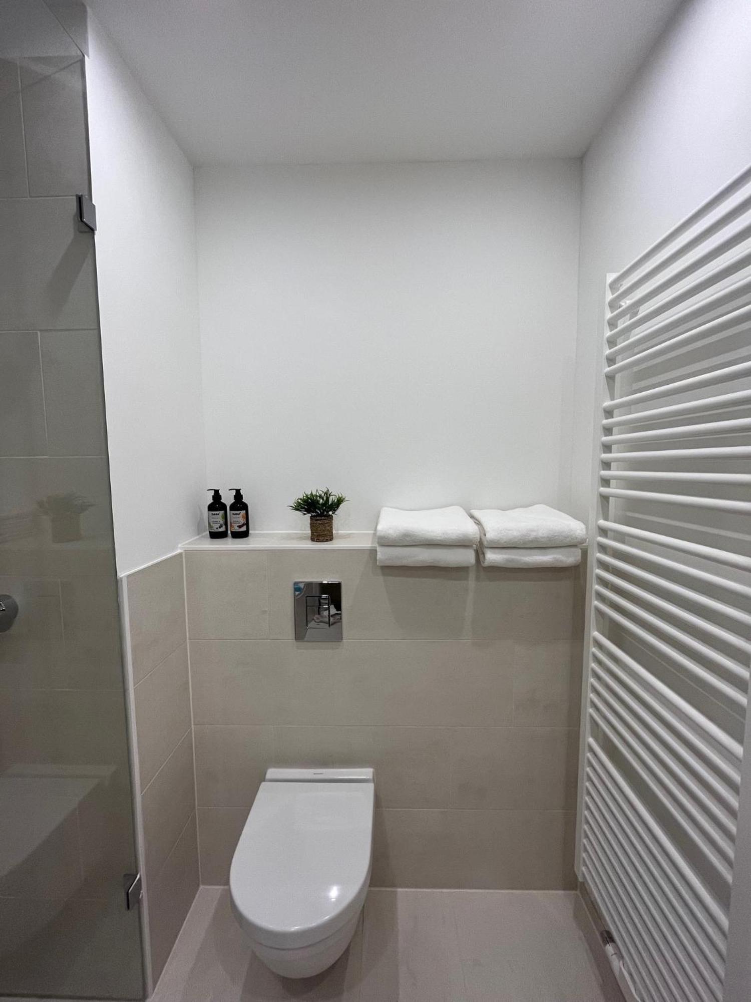 Mitte: Modern Bedroom / Ensuite Bath Alloggio in famiglia Berlino