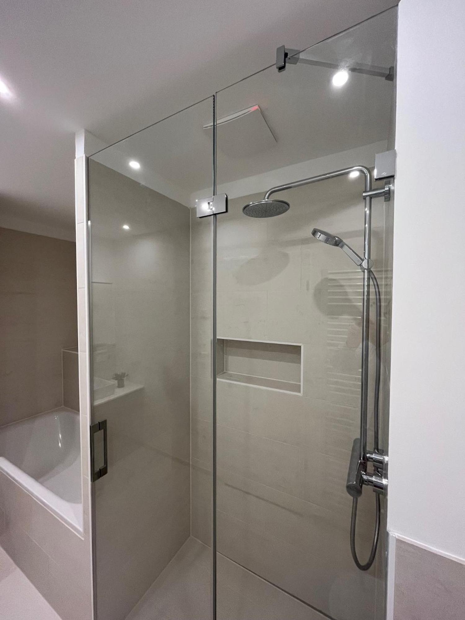 Mitte: Modern Bedroom / Ensuite Bath Alloggio in famiglia